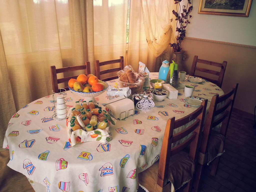 La Finestra Sul Cortile Bed & Breakfast โปเมเซีย ภายนอก รูปภาพ